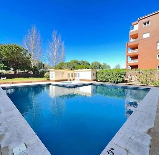 2 Bed Beachfront With Pool And Ocean View Apartment *