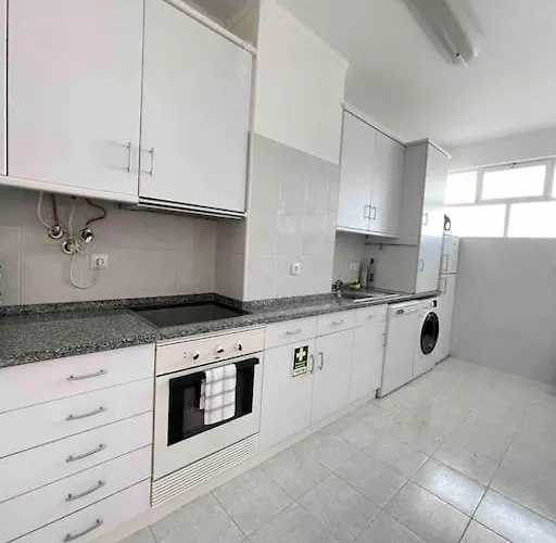 2 Bed Beachfront With Pool And Ocean View Apartament Portimão